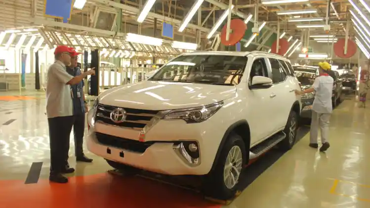 pak-warih-andang-tjahjono-sedang-melihat-proses-perakitan-all-new-fortuner-di-karawang-plant695.jpg