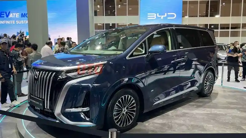 Melihat Mewahnya Denza D Di Booth Byd Lawan Alphard Bertenaga Listrik