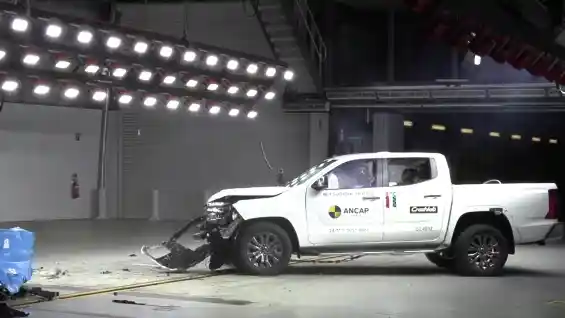 Video Crash Test Mitsubishi Triton Generasi Terbaru Ancap