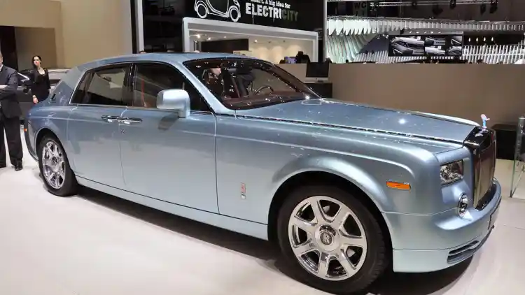 Foto - Rolls Royce Masih Ragu Dengan Phantom Listrik