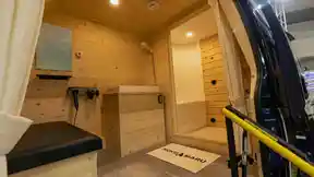 Foto - Toyota Hiace "Nuku Maru", Ada Kamar Mandi Berjalannya