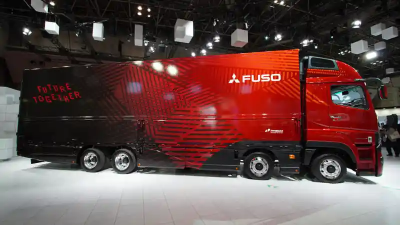 Foto - Mitsubishi Fuso “Super Great” 2023, Identitas Fuso Black Belt
