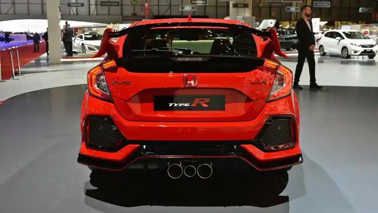 Berita - Kenapa Honda Civic Type-R 2017 Punya Tiga Ujung Knalpot?