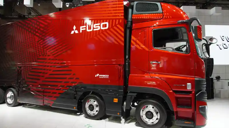 Foto - Mitsubishi Fuso “Super Great” 2023, Identitas Fuso Black Belt