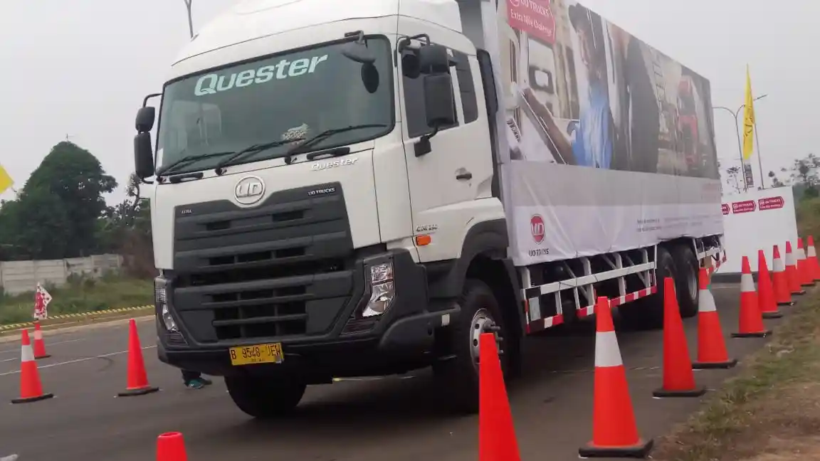 Foto - UD Trucks : Finalis Kompetisi Extra Mile Indonesia Siap Terbang ke Jepang. 