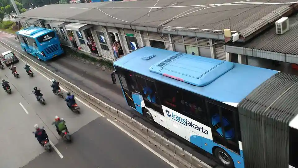 Foto - Transjakarta Tetap Beroperasi Normal Saat Pilkada 
