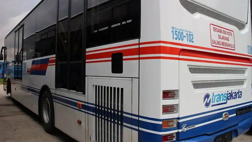 Foto - 50 Unit Bus Transjakarta Edisi Vintage Resmi Mengaspal 