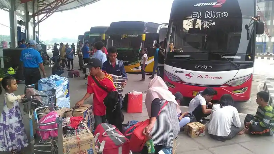 Foto - Operasionalisasi Bus Feeder di Terminal Terpadu Pulogebang Belum Memadai