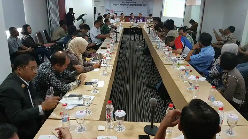Foto - Mulai 1 Maret 2017 Kemenhub Kelola 25 Jembatan Timbang, Truk yang Over Tonase Muatannya Diturunkan di Tempat
