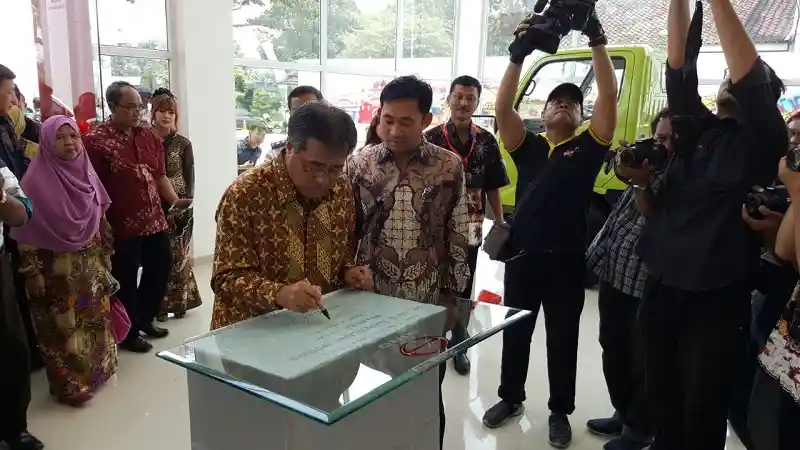 Foto - Perkuat Penetrasi Penjualan Bus di Jawa Tengah, Hino Upgrade Dealer Sragen