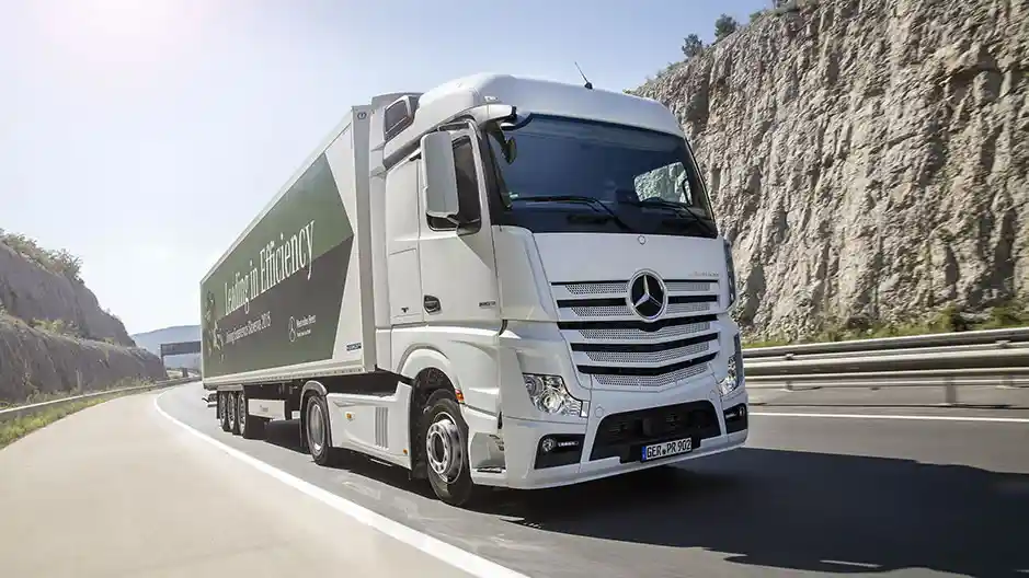 Foto - Mercedes-Benz : Seperti Inilah Perbedaan Axor Dan Actros Yang Baru Diluncurkan