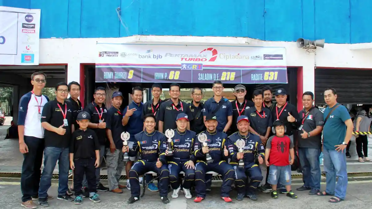 Berita - Komunitas Peugeot 306 Dukung Pembalapnya Dengan Berburu Foto di Sirkuit