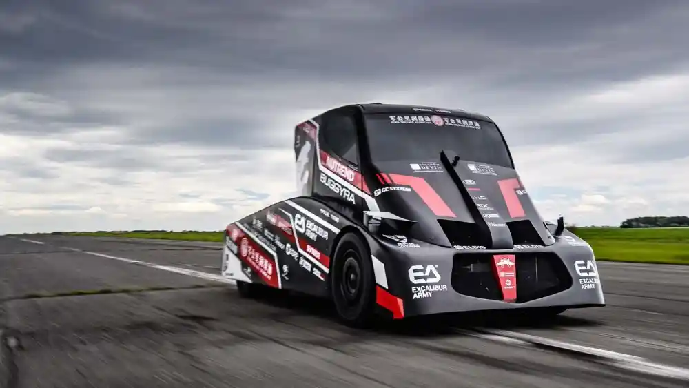 Truk - Terkencang Di Dunia, Truk Ini Punya Top Speed 284 Km/Jam!