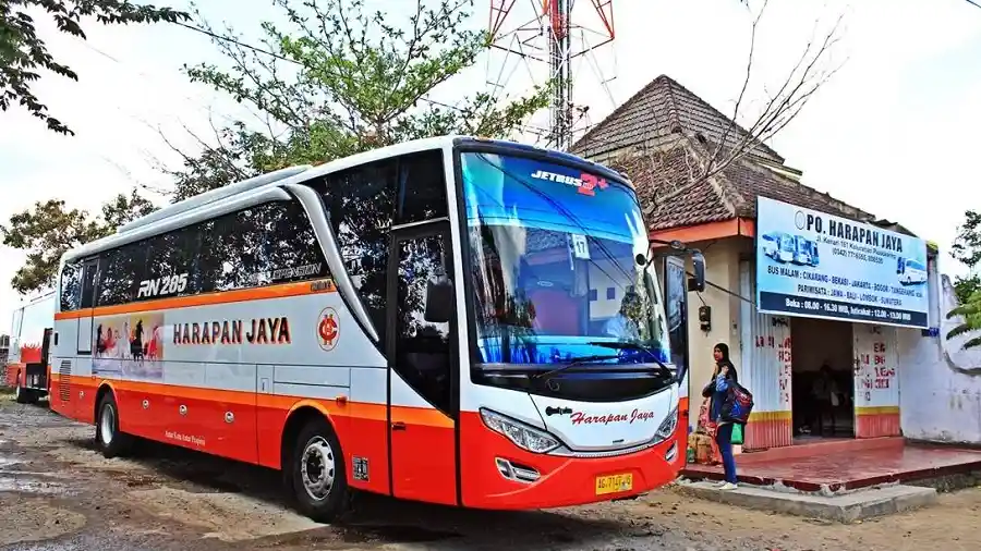Foto - Tutup Tahun, Hino Siapkan Varian Baru Bus RN 285 Automatic