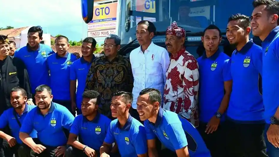 Foto - Presiden Jokowi Naik Bus Legacy Sky XHD PERSIB, Tinjau Ruas Tol Soreang-Pasir Koja