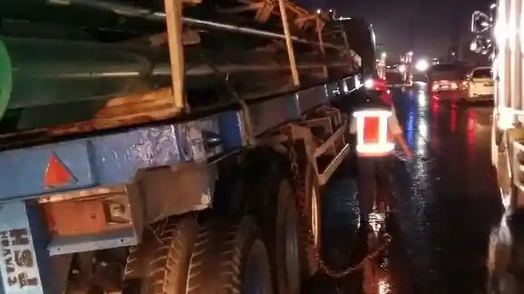 Foto - Amat Membahayakan, Truk Pengangkut Tiang Konstruksi Ini Harus Dievakuasi Petugas Tol Jakarta-Cikampek