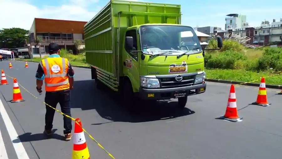 Truk - Hino Kuasai 94,5 Persen Pasar Truk Medium Duty di Sulawesi Utara