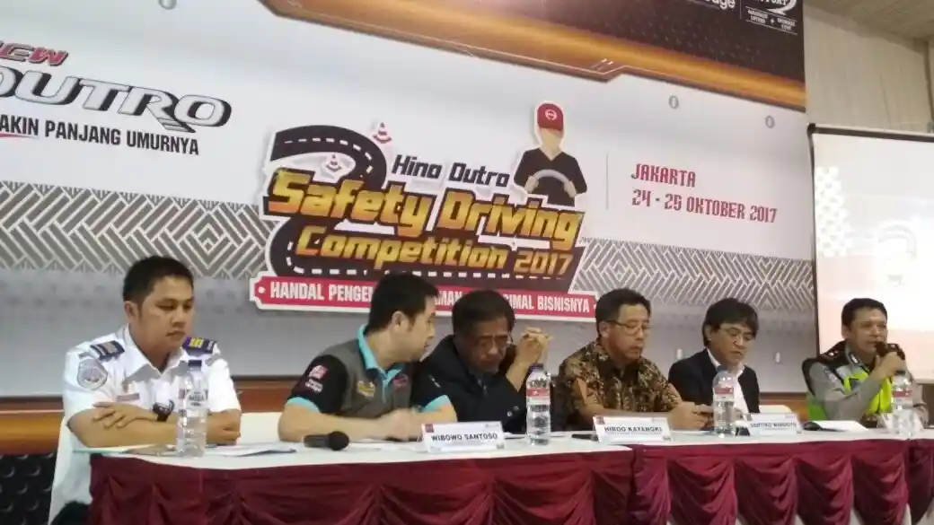 Foto - Para Driver Ini Diadu Kecakapannya Mengemudikan Truk Hino Dutro di Kemayoran