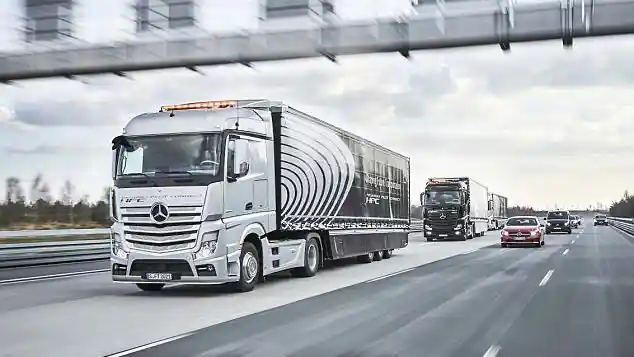 Foto - Fuso Sukses Ujicoba Truk Peleton di Jalan Tol di Jepang