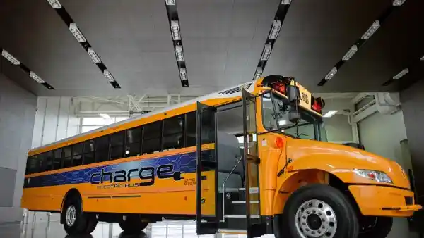 Bus - Aliansi Navistar dan Volkswagen Kenalkan Bus Sekolah Konsep Bertenaga Listrik