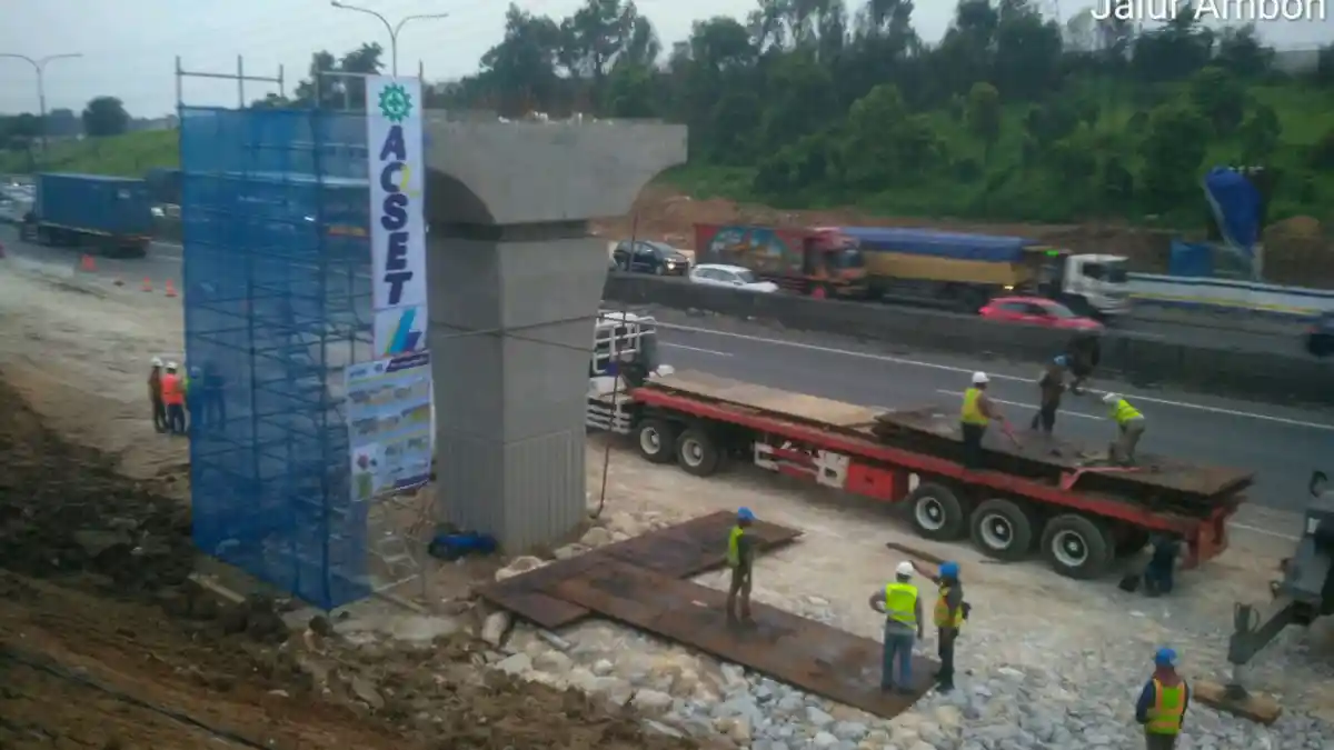 Foto - Proyek Tol Layang, Jasa Marga Tutup Bahu Jalan Tol Japek di Jam Tertentu Mulai 23.00-04.00 WIB