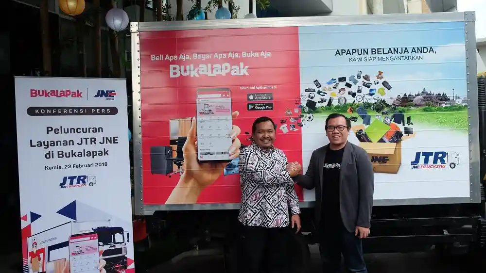 Truk - JNE Trucking, Solusi Jasa Antaran Pebisnis Mebel di Marketplace Bukalapak