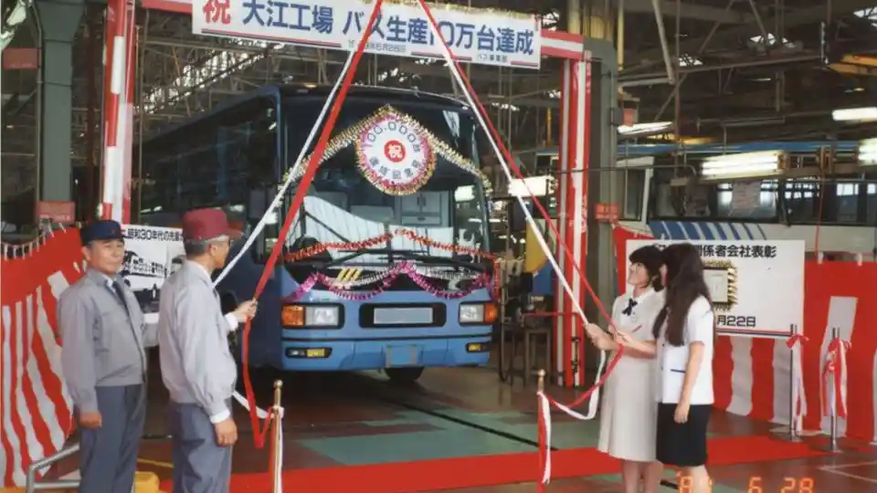 Bus - Mitsubishi Ajak Nostalgia Penggemarnya Lewat Foto Bus Jadul
