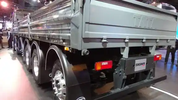 Foto - Truk Rigid Berdaya Angkut Badak Dikenalkan di Auto Expo 2018 India