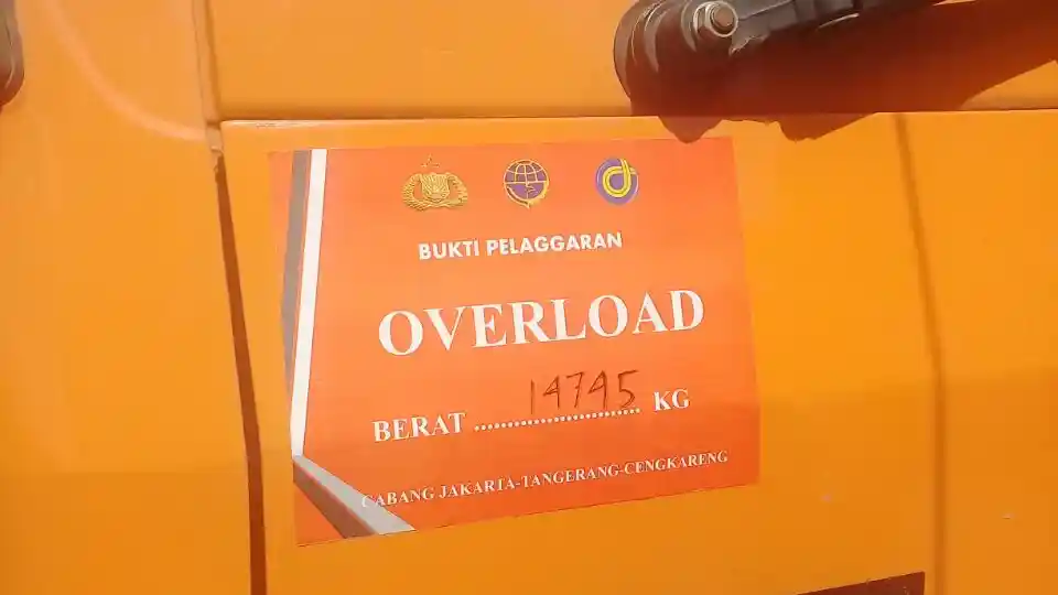 Foto - Terindikasi Overload, Polisi Tilang 93 Truk Angkutan Barang di Gerbang Tol Kapuk