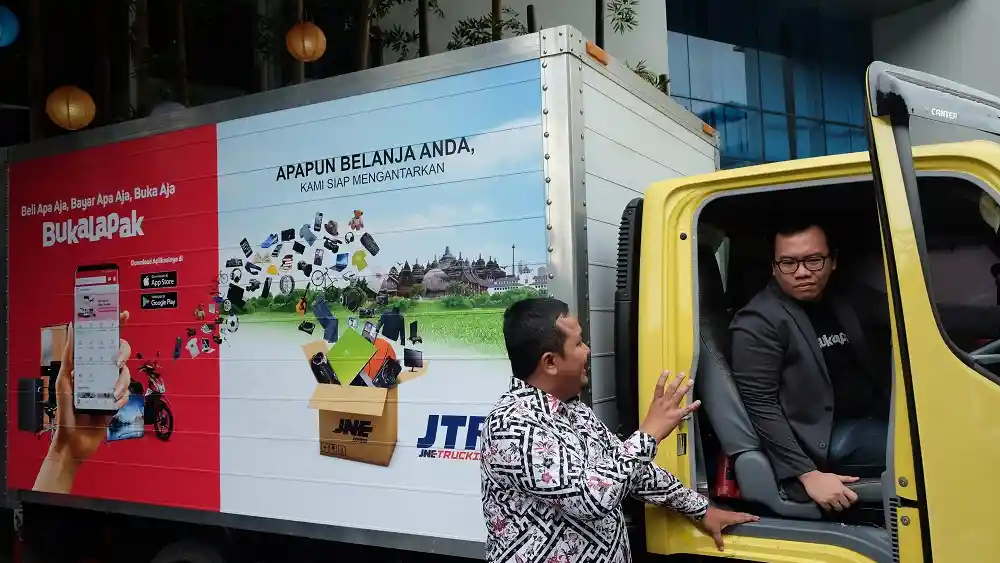 Foto - JNE Trucking, Solusi Jasa Antaran Pebisnis Mebel di Marketplace Bukalapak