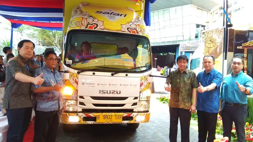 Truk - Truk Isuzu NMR 71 Ini Dimodifikasi Jadi Truk Safari FIFGROUP