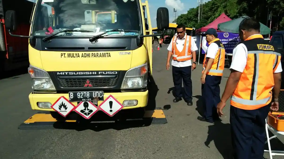 Foto - Terindikasi Overload, Polisi Tilang 93 Truk Angkutan Barang di Gerbang Tol Kapuk