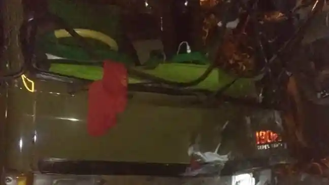 Foto - Geram, Sopir Truk Fuso Ini Tabrakkan Kendaraannya ke Badan Bus yang Kabur Usai Senggol Spion