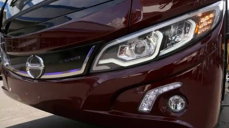 Bus - Bus Evolander HDD Facelift dari Karoseri New Armada Tampil Lebih Gagah