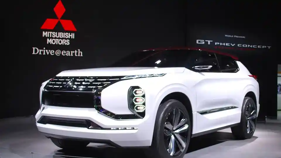 Foto - Mitsubishi Perkenalkan XM Concept di Paris, Indonesia Jadi Basis Produksi?
