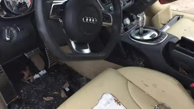 Foto - Ketahuan Selingkuh, Audi R8 Dirusak Istri