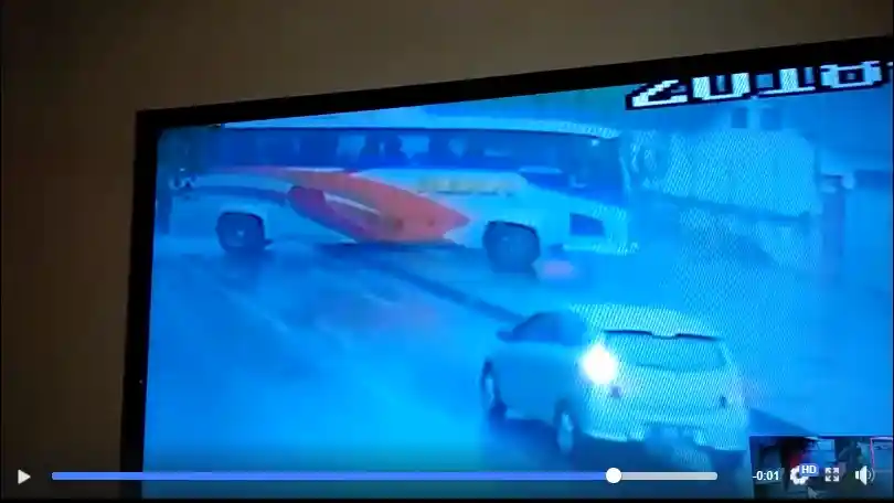 Foto - Detik-detik Bus Mira Ngebut dan Selip di Mojokerto