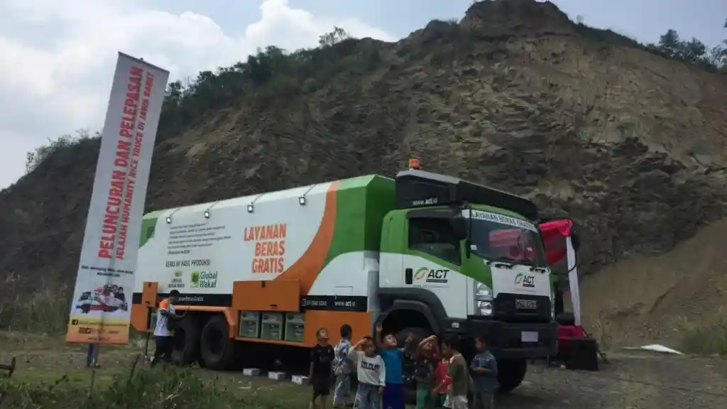 Truk - Mengintip Ragam Armada Truk Lembaga Kemanusiaan ACT
