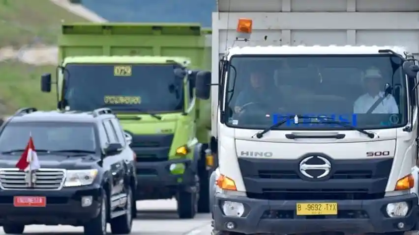 Truk - Jokowi Naik Truk Usai Resmikan Ruas Tol Lampung