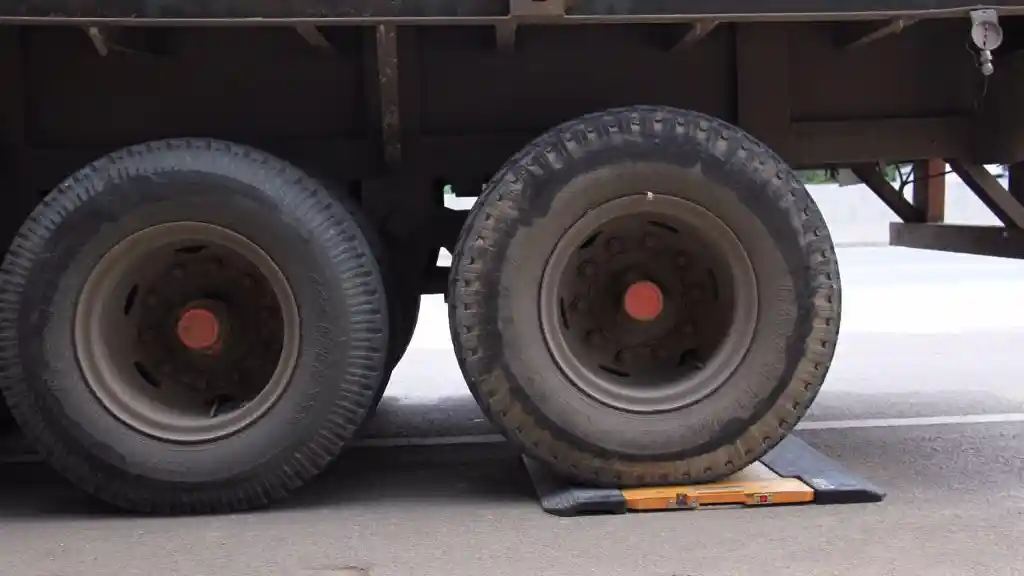 Foto - Ratusan Truk Overtonase Terjaring Operasi Gabungan di Tol Jagorawi dan Cikampek