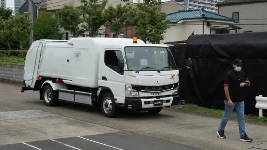 Truk - Mitsubishi Fuso Canter Listrik Jadi Basis Truk Sampah Canggih