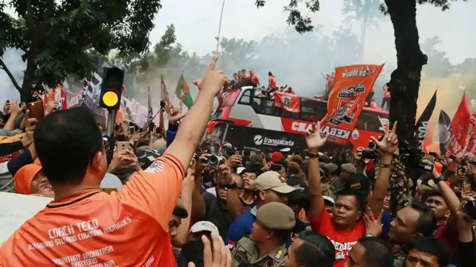 Foto - Bus Scania Double Decker Meriahkan Pawai Kemenangan Pemain Persija Juara Liga 1