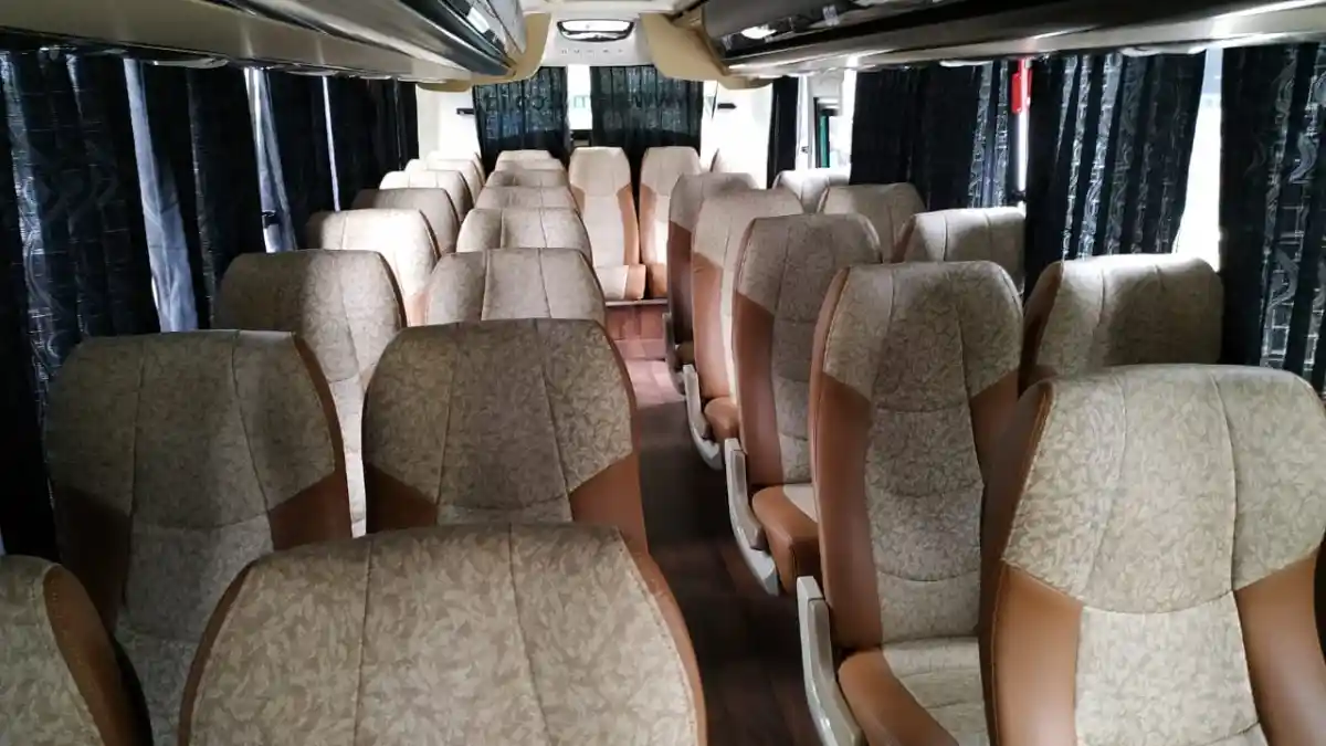 Foto - Menikmati Ayunan Lembut Suspensi Bus Midi Mercedes-Benz OF 917 Armada Perum Damri