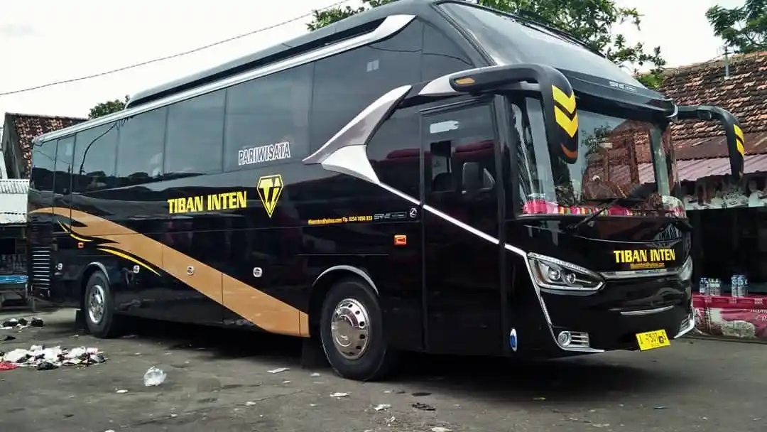 Foto - Laka Fatal di Tol Cipali: Bus Tiban Inten Melaju Kencang Hantam Beton Tiang JPO, Lalu Terbelah