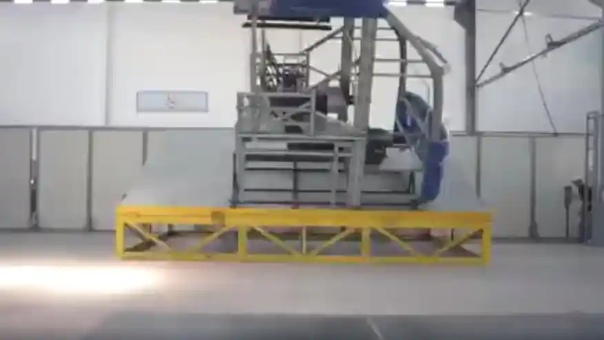 Foto - Karoseri Laksana Kenalkan Uji Guling Bus Berstandar Uni Eropa