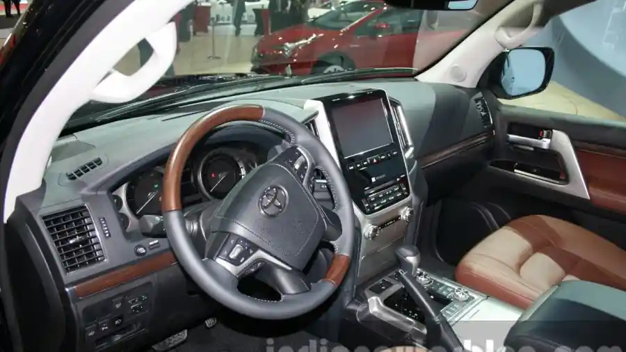 Foto - Toyota Land Cruiser Facelift Lebih Bertenaga