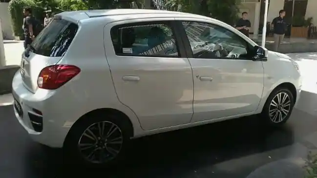 Foto - Lakukan ini Apabila Mobil Putih Anda Terkena Air Hujan