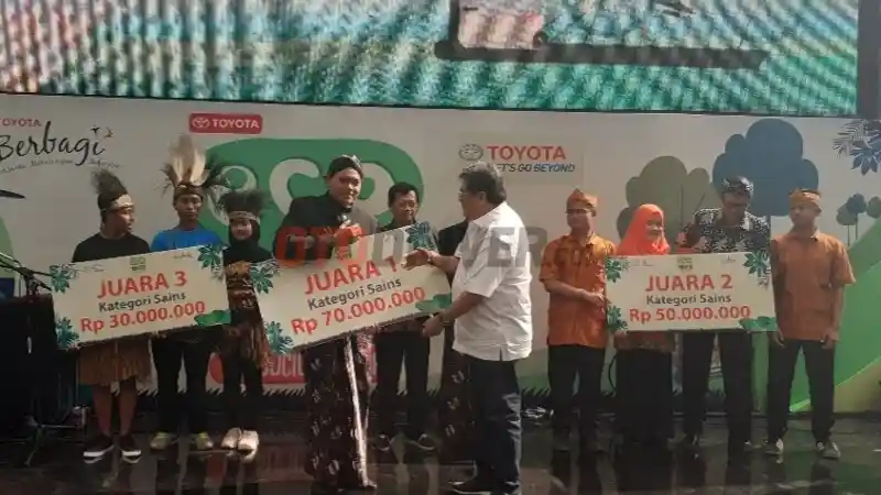Berita - Toyota Anugrahi Pemanfaatan Ekstrak Daun Pepaya dan Abu Kayu Karya Siswa SMA