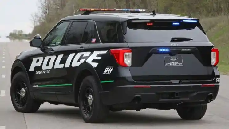 Foto - Mobil Polisi Aksi Viral Rasis George Floyd, Lolos Tabrakan 120 Km/Jam 