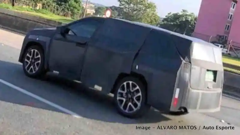 Foto - SPY SHOT: Jeep 7 Penumpang